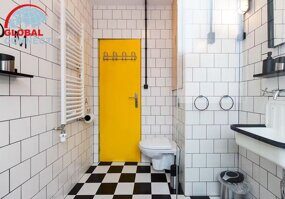 studio_room_in_warsaw_zawiszy_street_bathroom.jpg